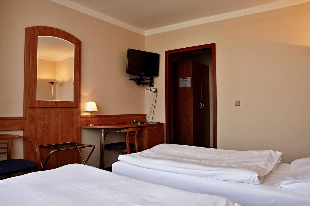 Hotel Cernigov Hradec Králové Exterior foto